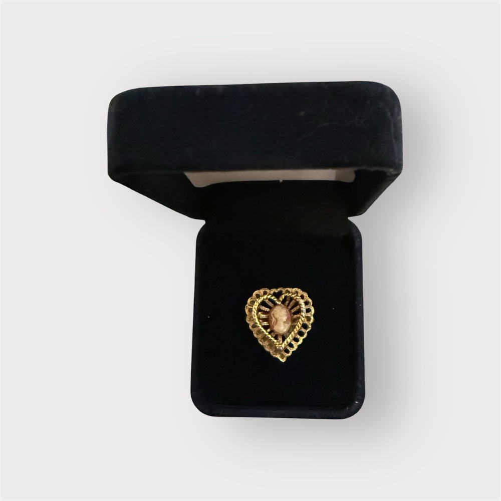 Vintage women’s heart shaped Victorian ring size 7 classy present cameo